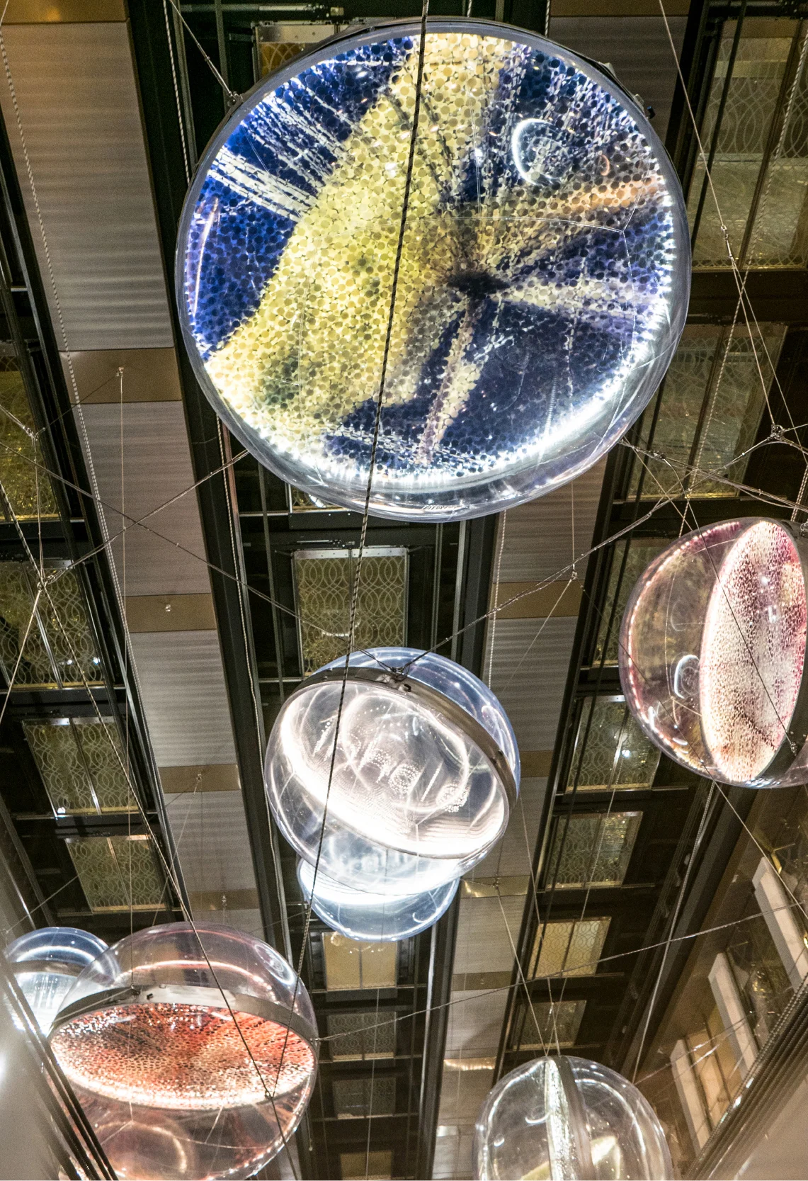 Schwebende, transparente Kugeln der Installation Imagine von Norbert Brunner